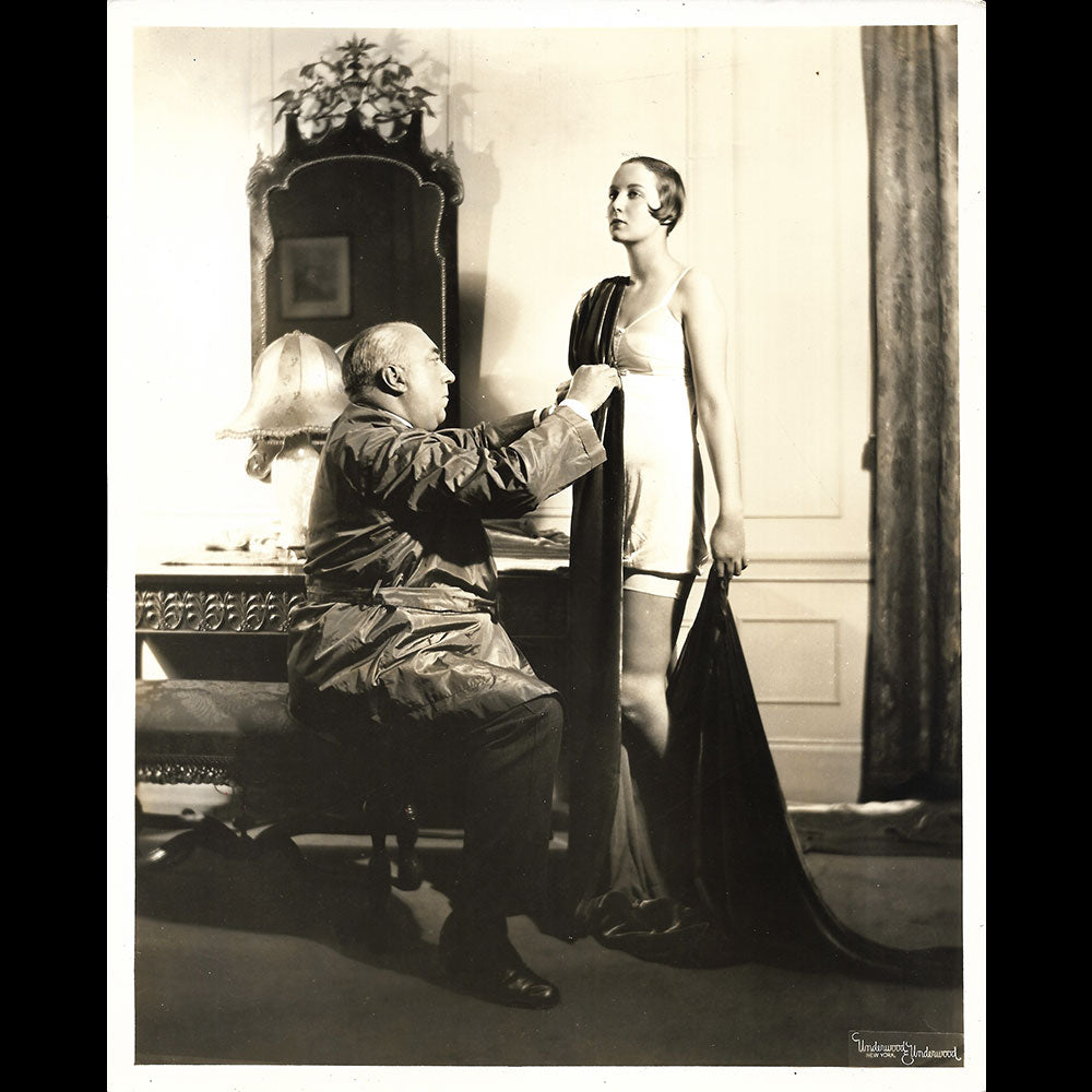 Paul Poiret habillant un mannequin lors de sa tournée américaine (1928)